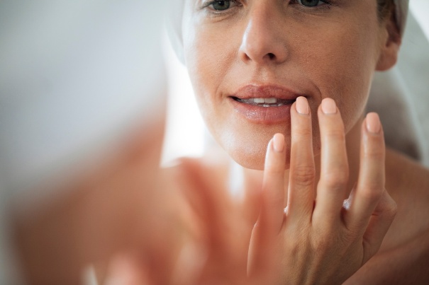 Lippen einer Frau nach einer Unterspritzung